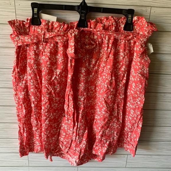 Classic concepts high waisted flowy shorts with Sam material belt - Picture 1 of 5